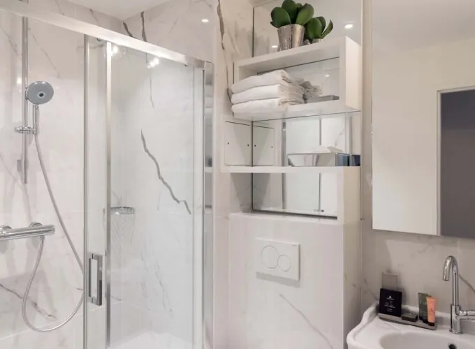 Salle de bain de la Chambre Privilège avec une douche, un lavabo et un miroir à l’Hôtel 34B