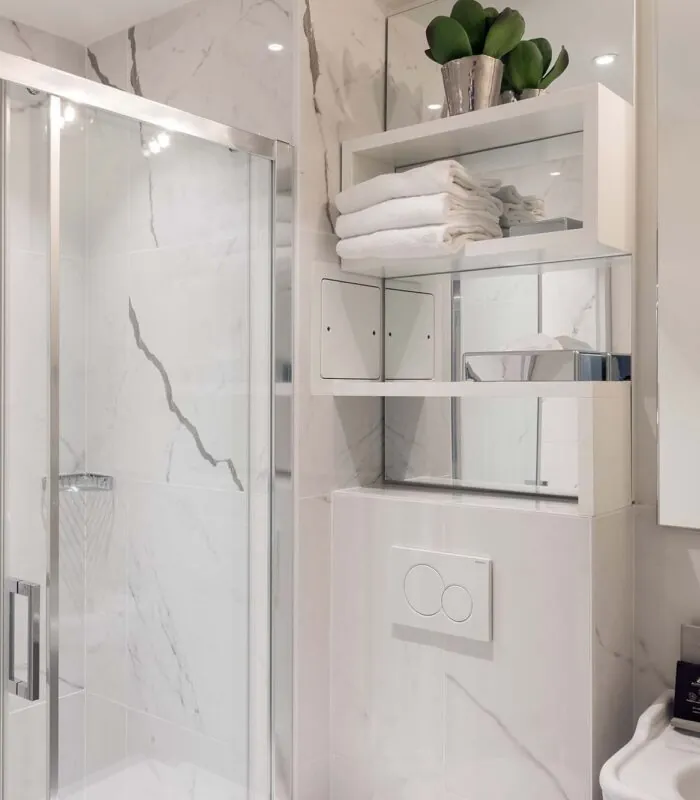 Salle de bain de la Chambre Privilège avec une douche, un lavabo et un miroir à l’Hôtel 34B