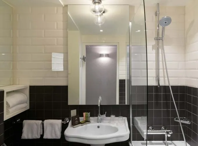 Salle de bain de la Chambre Privilège avec un lavabo, un miroir et une douche à l’Hôtel 34B