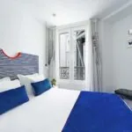 Chambre Single avec une tête de lit à rayures bleues et blanches à l’Hôtel 34B