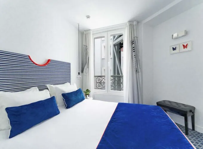 Chambre Single avec une tête de lit à rayures bleues et blanches à l’Hôtel 34B