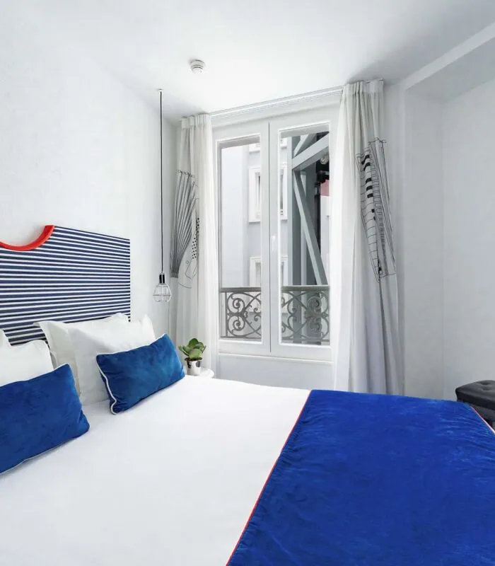 Chambre Single avec une tête de lit à rayures bleues et blanches à l’Hôtel 34B