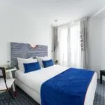 Chambre Single avec une tête de lit à rayures bleues et blanches à l’Hôtel 34B