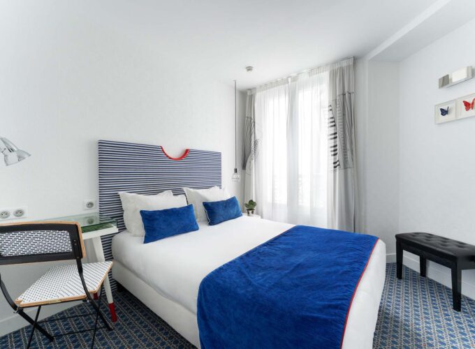 Chambre Single avec une tête de lit à rayures bleues et blanches à l’Hôtel 34B