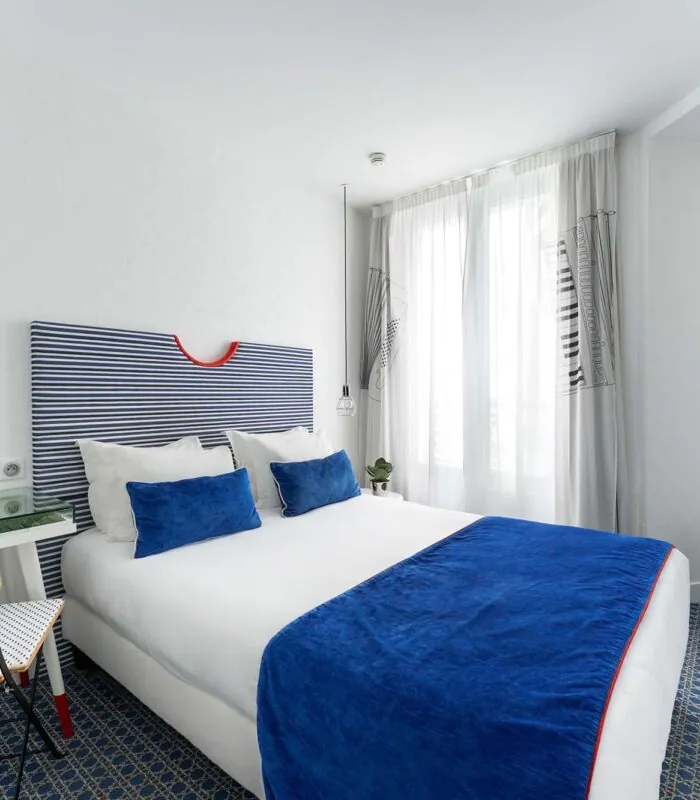 Chambre Single avec une tête de lit à rayures bleues et blanches à l’Hôtel 34B