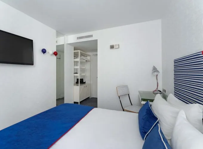 Chambre Single avec une tête de lit à rayures bleues et blanches à l’Hôtel 34B