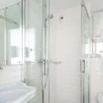 Chambre Single avec salle de bain comprenant un lavabo, des toilettes et une cabine de douche à l’Hôtel 34B