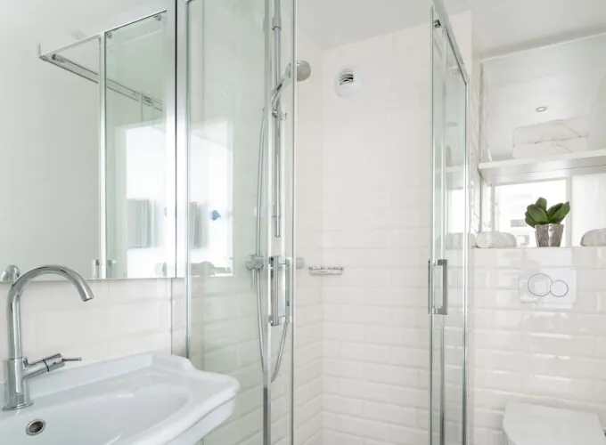 Chambre Single avec salle de bain comprenant un lavabo, des toilettes et une cabine de douche à l’Hôtel 34B