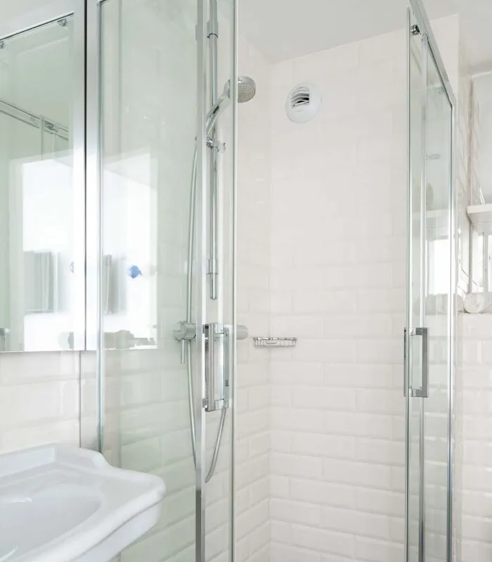 Chambre Single avec salle de bain comprenant un lavabo, des toilettes et une cabine de douche à l’Hôtel 34B