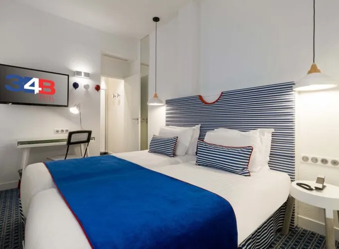 Chambre triple avec un lit et une télévision à l’Hôtel 34B