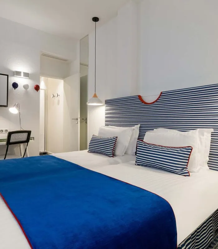 Chambre triple avec un lit et une télévision à l’Hôtel 34B
