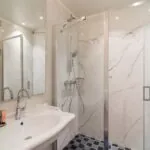 Salle de bain de la chambre triple avec un lavabo et une douche à l’italienne à l’Hôtel 34B