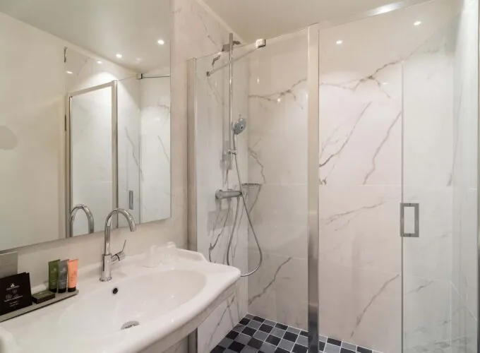 Salle de bain de la chambre triple avec un lavabo et une douche à l’italienne à l’Hôtel 34B