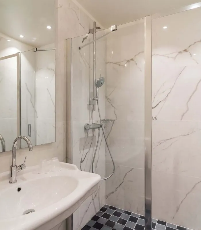 Salle de bain de la chambre triple avec un lavabo et une douche à l’italienne à l’Hôtel 34B