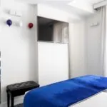 Chambre twin avec deux lits et une télévision à écran plat à l’Hôtel 34B