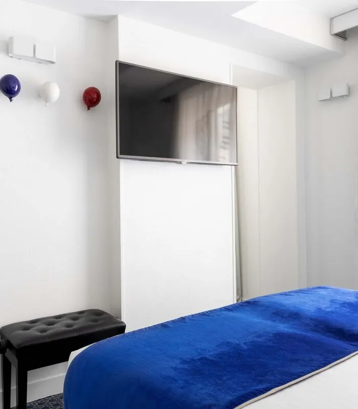 Chambre twin avec deux lits et une télévision à écran plat à l’Hôtel 34B