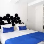 Chambre twin avec une couverture bleue sur le lit à l’Hôtel 34B