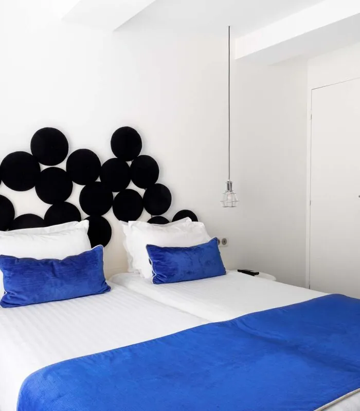 Chambre twin avec une couverture bleue sur le lit à l’Hôtel 34B