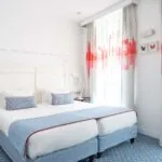 Chambre Twin Supérieure avec un lit et un mur à l’Hôtel 34B
