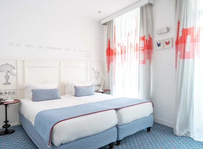Chambre Twin Supérieure avec un lit et un mur à l’Hôtel 34B