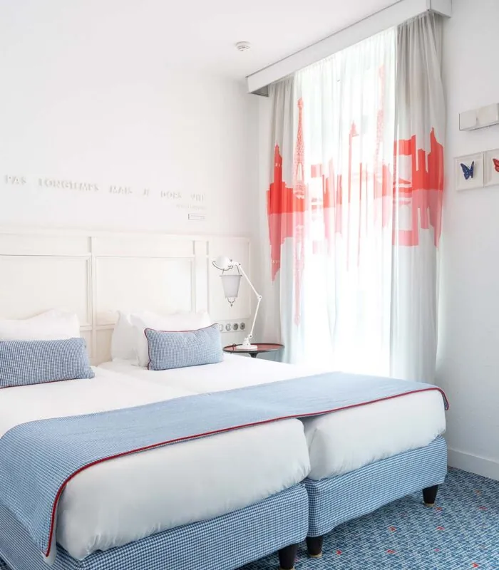 Chambre Twin Supérieure avec un lit et un mur à l’Hôtel 34B