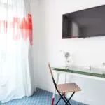 Chambre Twin Supérieure avec une télévision à écran plat fixée au mur au-dessus d’un bureau à l’Hôtel 34B