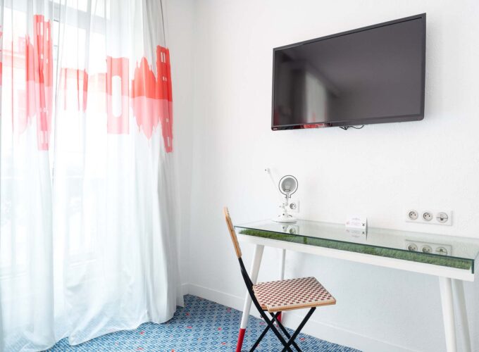 Chambre Twin Supérieure avec une télévision à écran plat fixée au mur au-dessus d’un bureau à l’Hôtel 34B