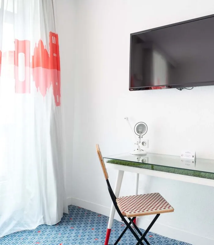 Chambre Twin Supérieure avec une télévision à écran plat fixée au mur au-dessus d’un bureau à l’Hôtel 34B