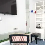 Chambre Twin Supérieure avec un bureau et une télévision à écran plat à l’Hôtel 34