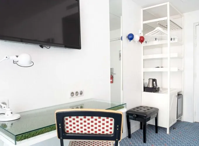 Chambre Twin Supérieure avec un bureau et une télévision à écran plat à l’Hôtel 34