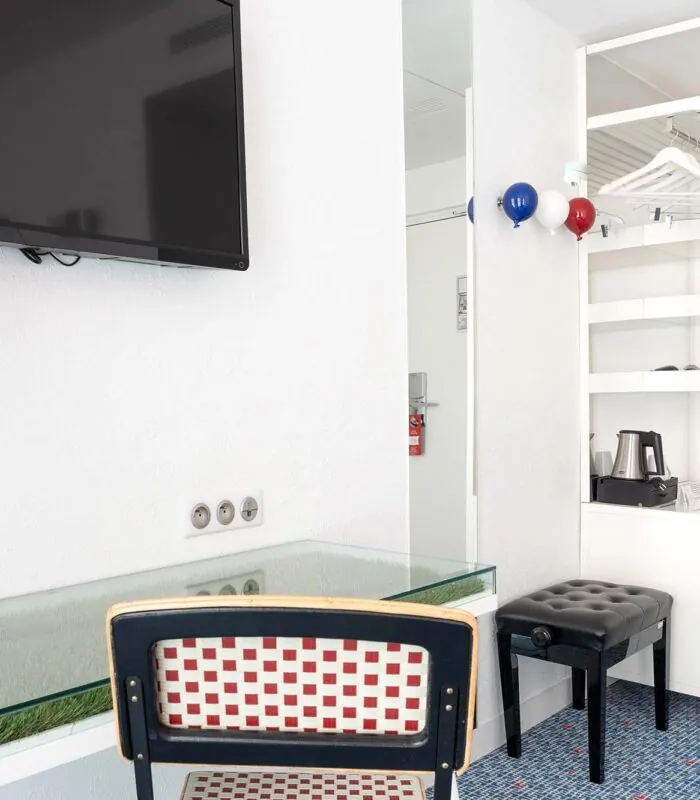 Chambre Twin Supérieure avec un bureau et une télévision à écran plat à l’Hôtel 34