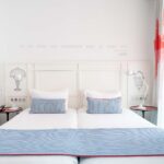 Chambre Twin Supérieure avec un lit et une citation inscrite sur le mur à l’Hôtel 34B