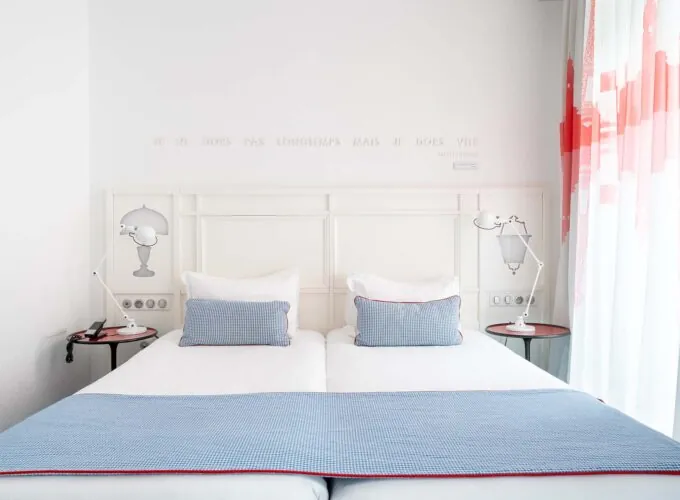 Chambre Twin Supérieure avec un lit et une citation inscrite sur le mur à l’Hôtel 34B