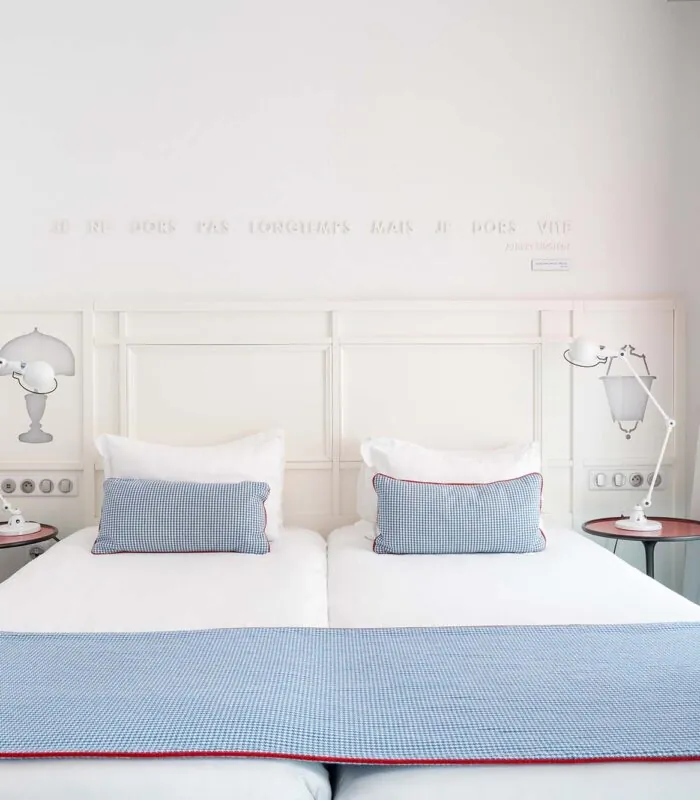 Chambre Twin Supérieure avec un lit et une citation inscrite sur le mur à l’Hôtel 34B