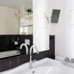 Salle de bain de la Chambre Twin Supérieure avec des carreaux noirs et blancs et un lavabo à l’Hôtel 34B