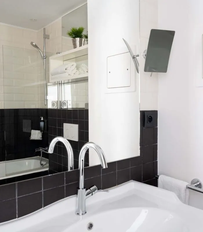 Salle de bain de la Chambre Twin Supérieure avec des carreaux noirs et blancs et un lavabo à l’Hôtel 34B