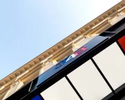 Vue extérieure sur la façade de l’hôtel 3 étoiles 34B du groupe Astotel à Paris, 9e arrondissement.