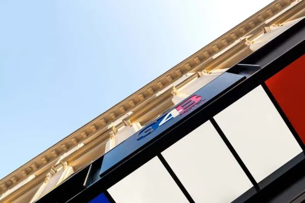 Vue extérieure sur la façade de l’hôtel 3 étoiles 34B du groupe Astotel à Paris, 9e arrondissement.