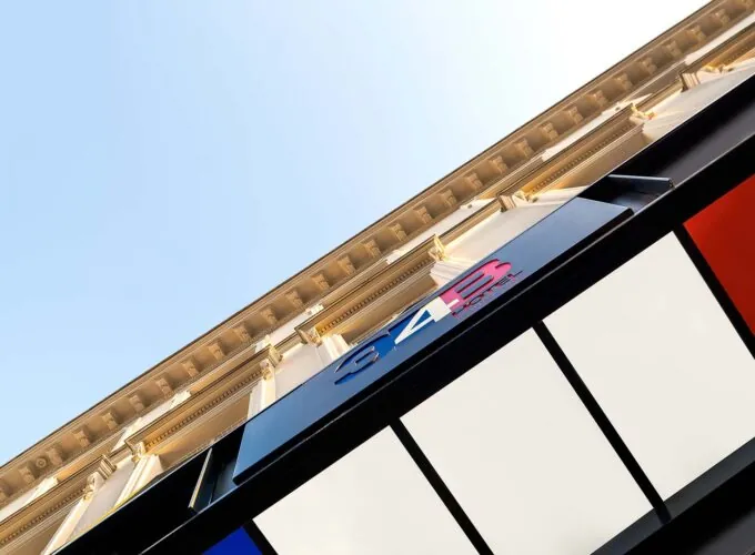 Vue extérieure sur la façade de l’hôtel 3 étoiles 34B du groupe Astotel à Paris, 9e arrondissement.