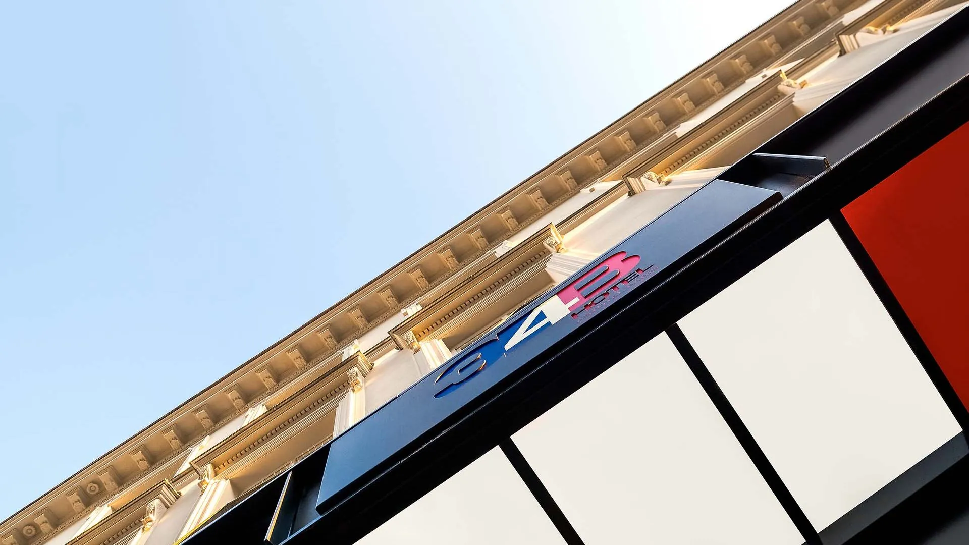 Vue extérieur sur la façade de l'hôtel 3 étoiles 34B par le groupe Astotel à Paris, 9e arrondissement