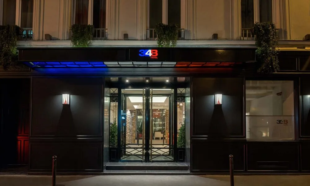 Vue extérieure sur la façade de l’hôtel 3 étoiles 34B du groupe Astotel à Paris, 9e arrondissement.