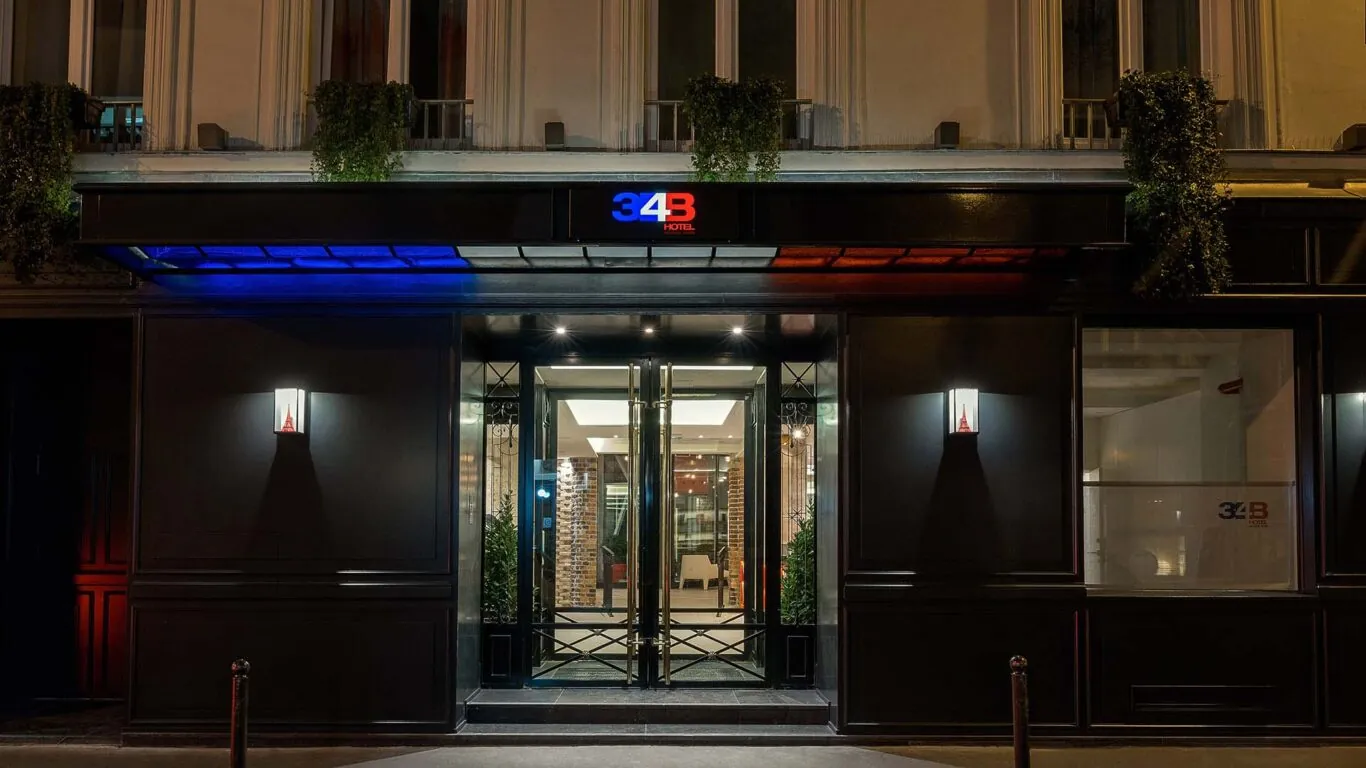 Vue extérieure sur la façade de l’hôtel 3 étoiles 34B du groupe Astotel à Paris, 9e arrondissement.