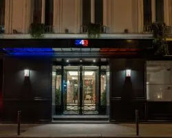 Vue extérieure sur la façade de l’hôtel 3 étoiles 34B du groupe Astotel à Paris, 9e arrondissement.