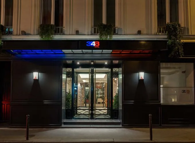 Vue extérieure sur la façade de l’hôtel 3 étoiles 34B du groupe Astotel à Paris, 9e arrondissement.