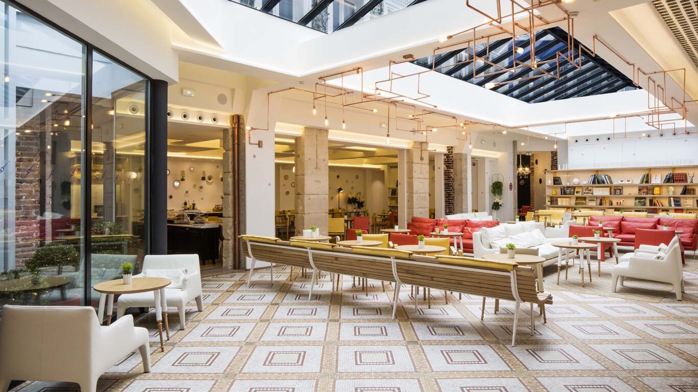 Vue sur le hall d'accueil très spacieux de l'hôtel 3 étoiles 34B à Paris.