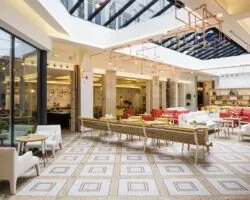 Vue sur le hall d'accueil très spacieux de l'hôtel 3 étoiles 34B à Paris.