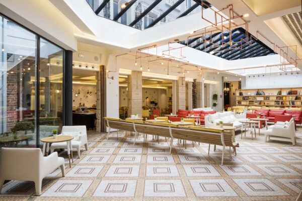 Vue sur le hall d'accueil très spacieux de l'hôtel 3 étoiles 34B à Paris.