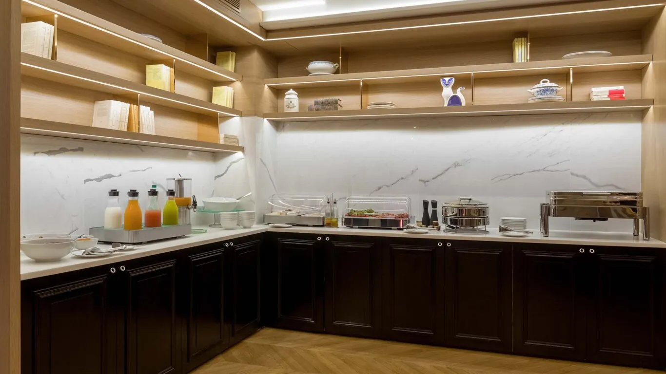 Petit-déjeuner buffet varié à l'hôtel 34B à Paris avec viennoiseries, pains, fromages, charcuterie, fruits, yaourts et céréales.