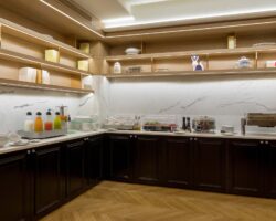 Petit-déjeuner buffet varié à l'hôtel 34B à Paris avec viennoiseries, pains, fromages, charcuterie, fruits, yaourts et céréales.