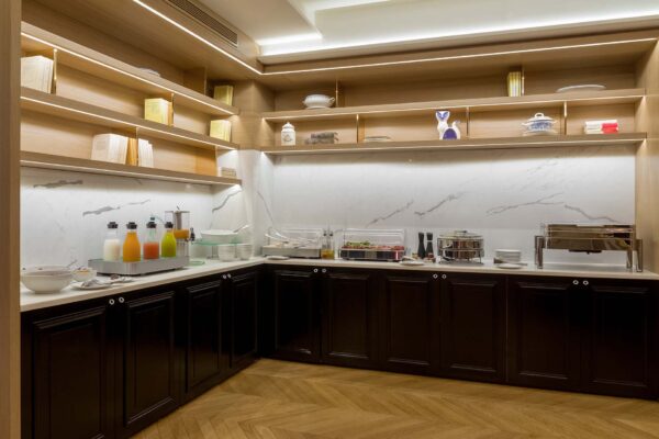 Petit-déjeuner buffet varié à l'hôtel 34B à Paris avec viennoiseries, pains, fromages, charcuterie, fruits, yaourts et céréales.